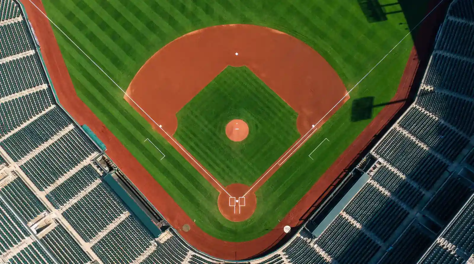 MLB-Baseballfeld aus der Vogelperspektive mit Rauten-Diamant und grüner Rasenfläche