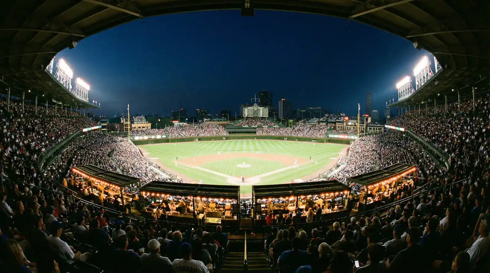 Volles MLB-Stadion bei einem Nachtspiel mit beleuchteter Spielfläche und Zuschauern